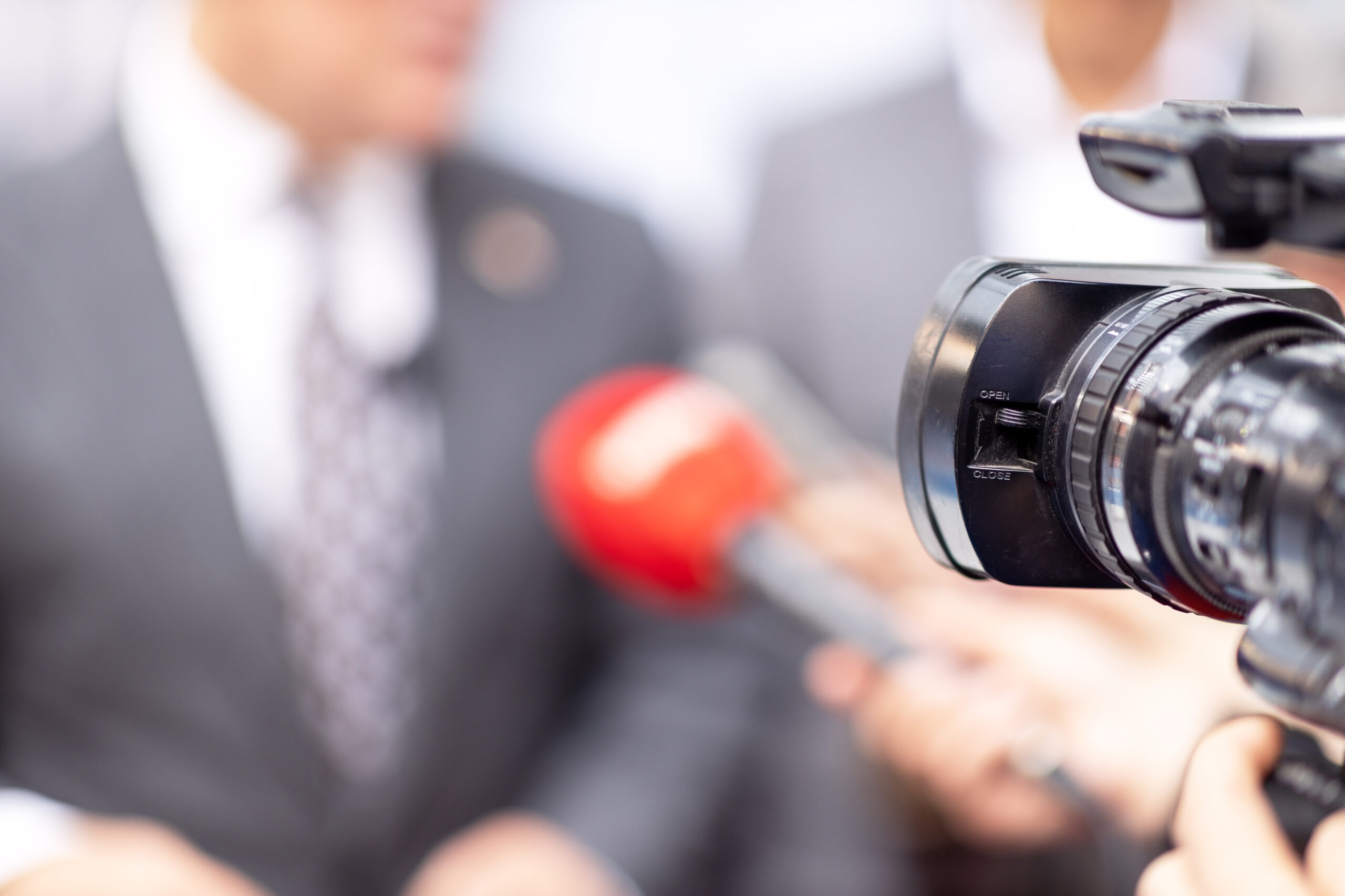 Servicios filming media interview, news or press conference with a video camera